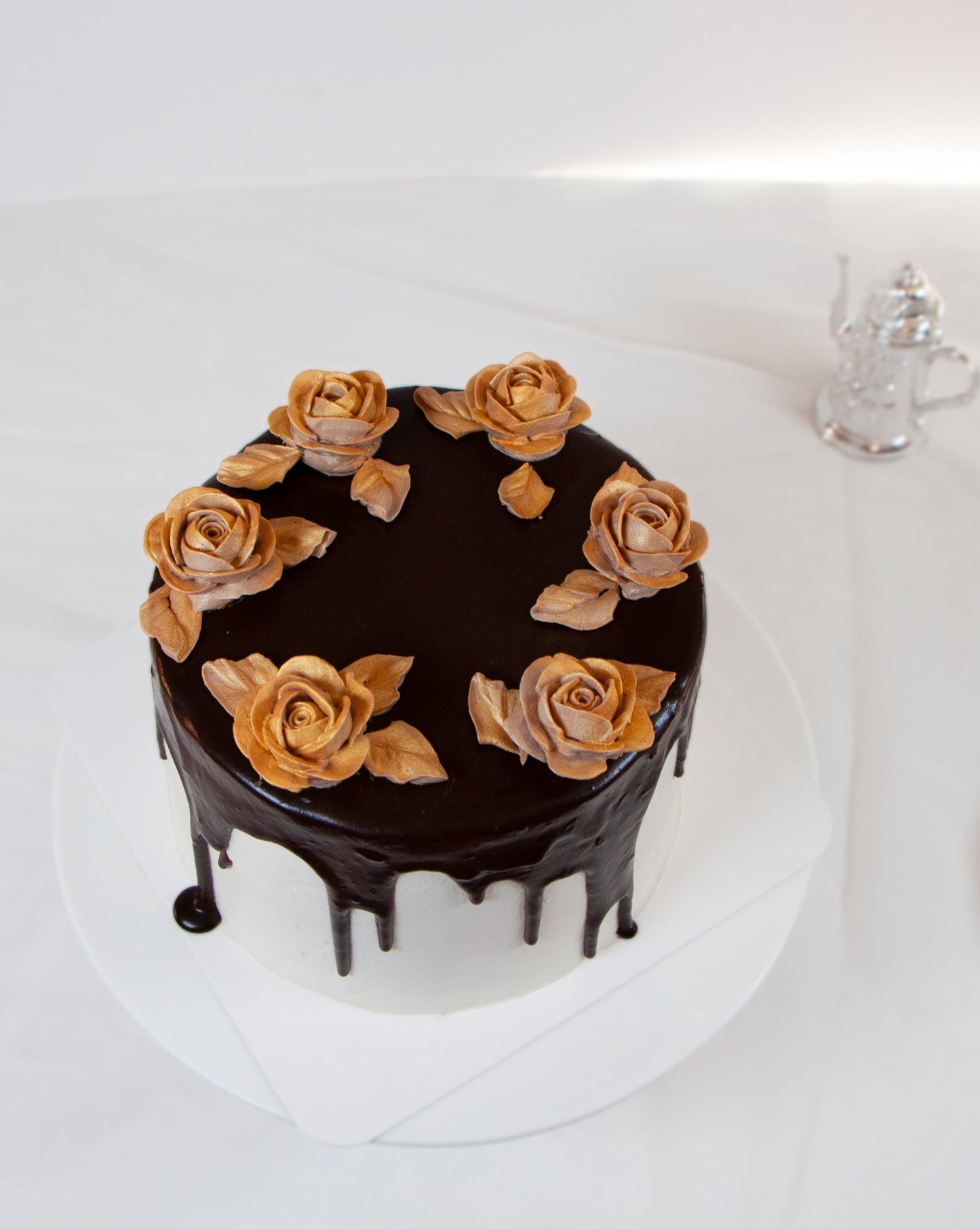 Golden Roses Wreath Elegance: Gyatto Chocolat Cake