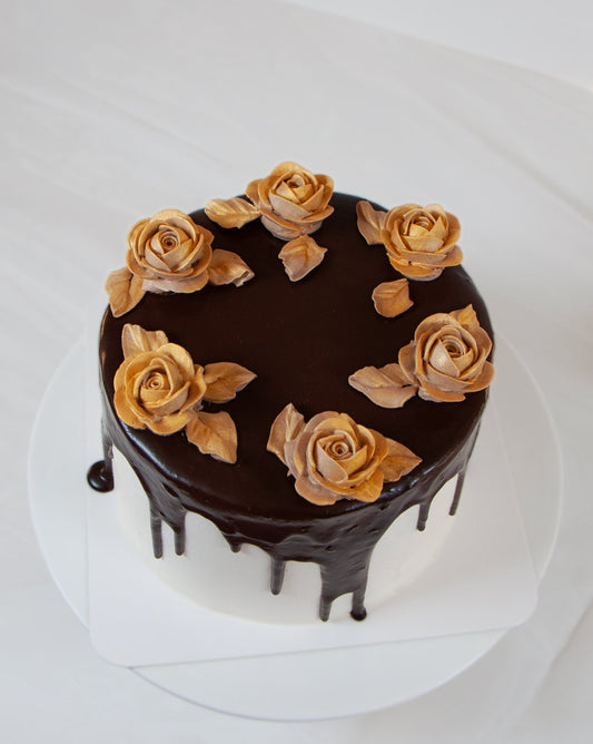 Golden Roses Wreath Elegance: Gyatto Chocolat Cake