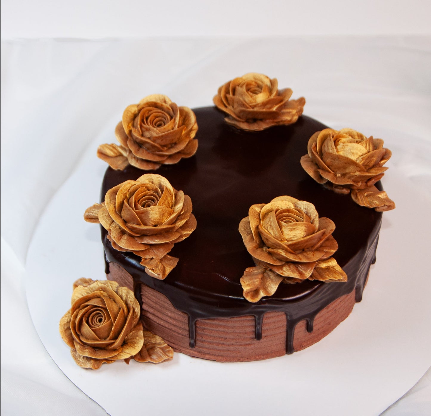 Golden Roses Wreath Elegance: Gyatto Chocolat Cake