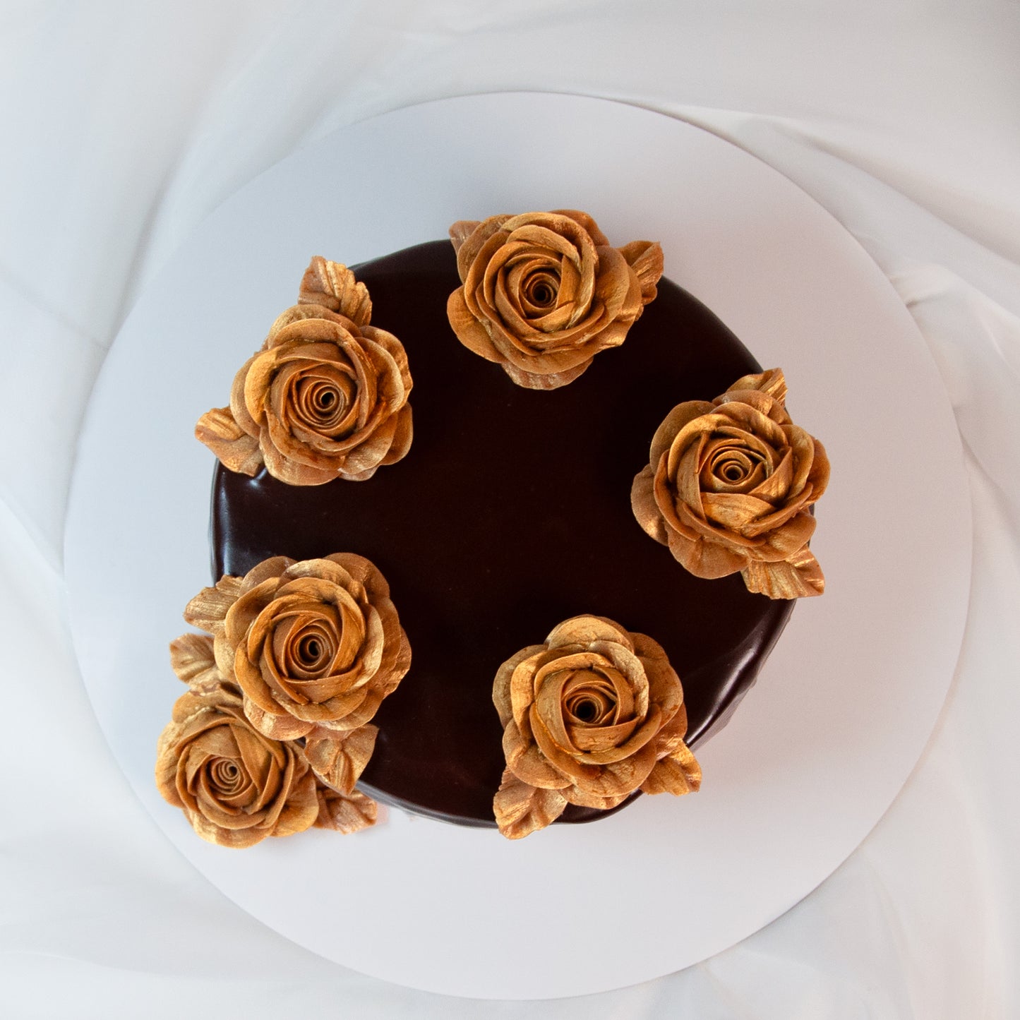 Golden Roses Wreath Elegance: Gyatto Chocolat Cake